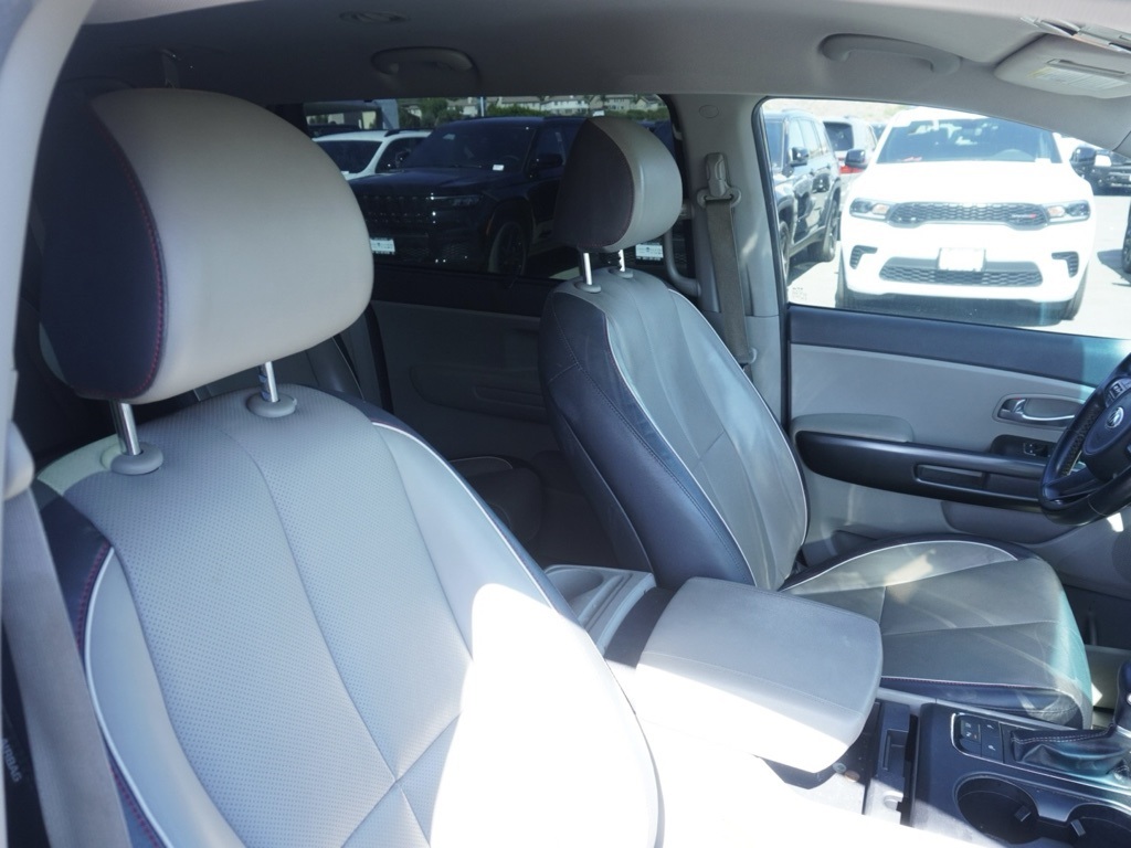 2017 Kia Sedona LX photo 21