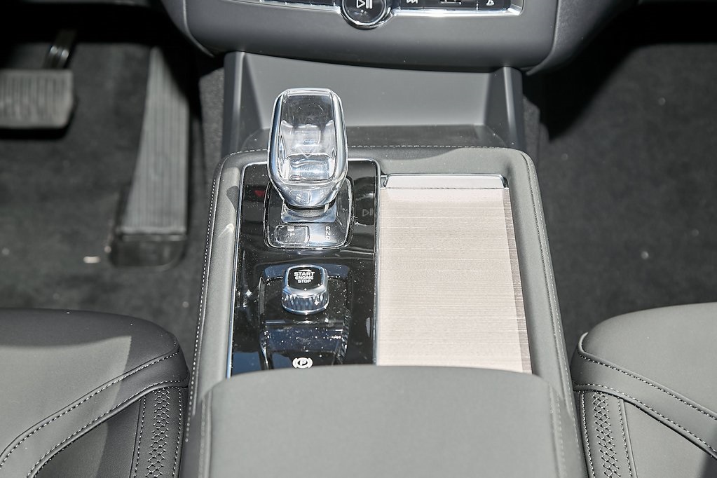 2025 VOLVO XC90 - Image 28