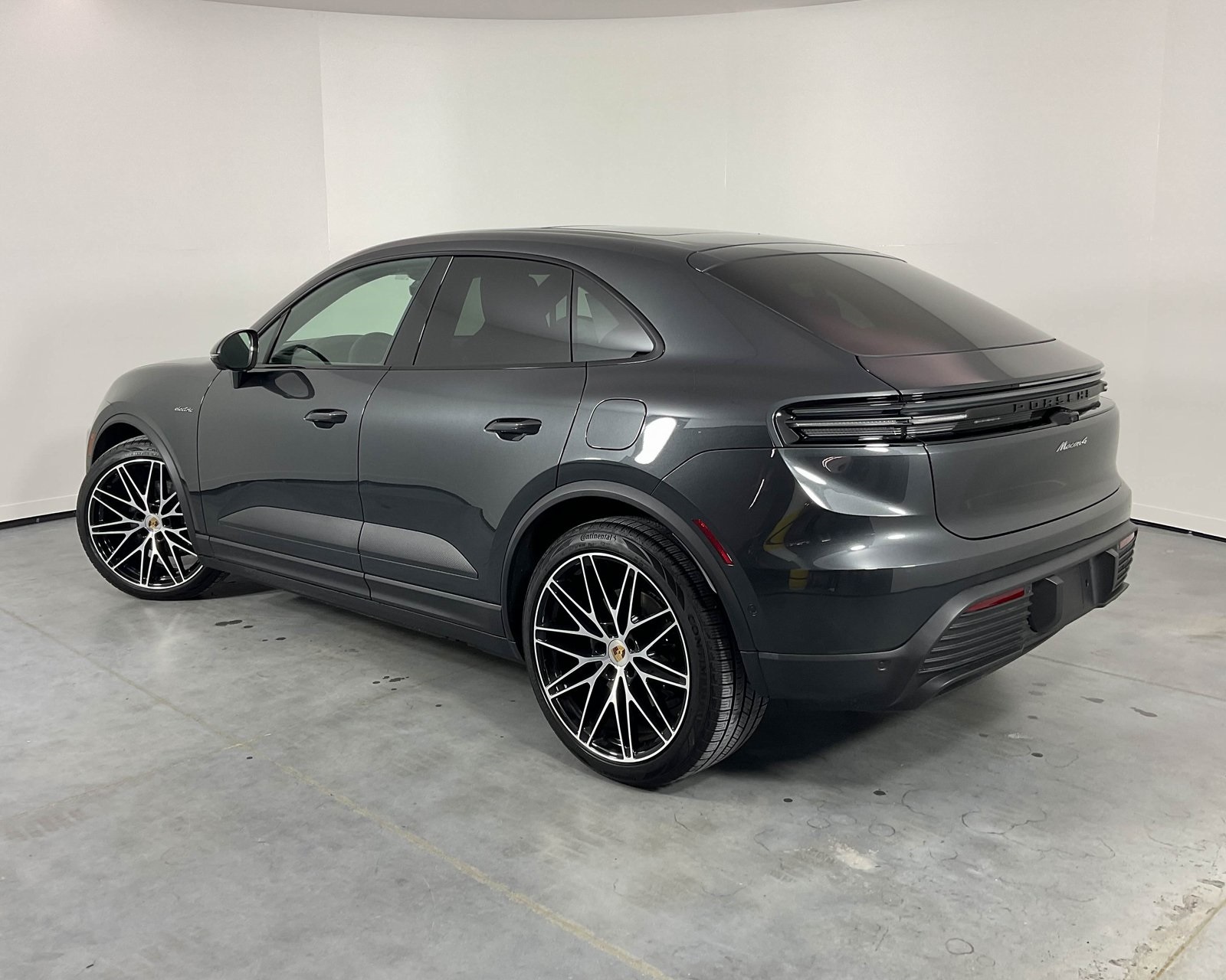 2024 Porsche Macan photo 3