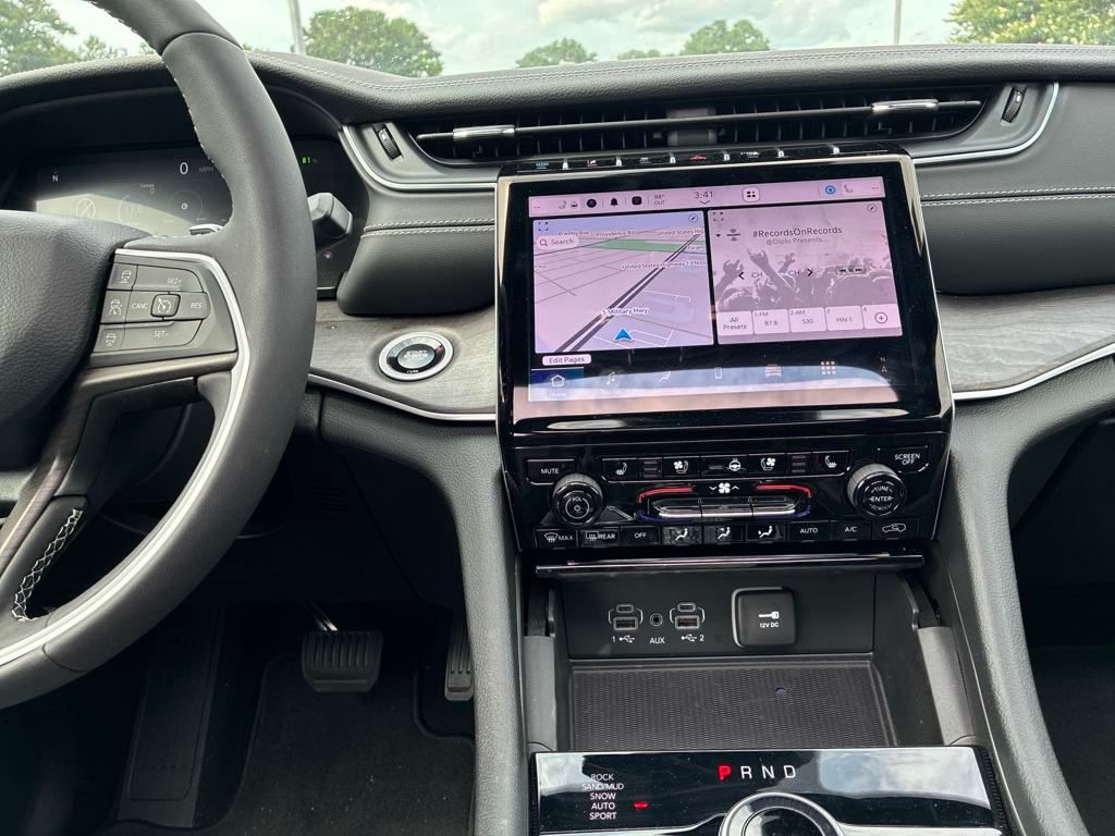 2024 Jeep Cherokee Limited 4xe photo 16
