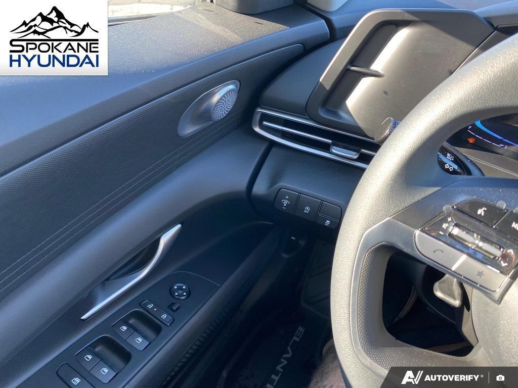 2025 Hyundai Elantra SE photo 3