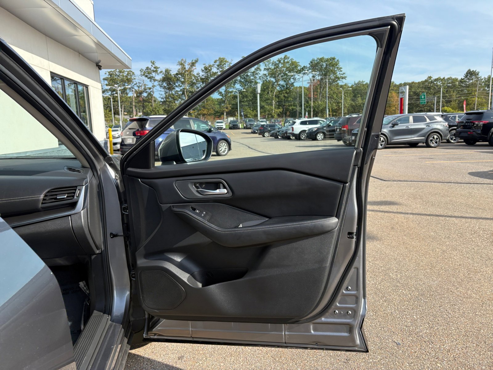 2024 Nissan Rogue SV photo 28