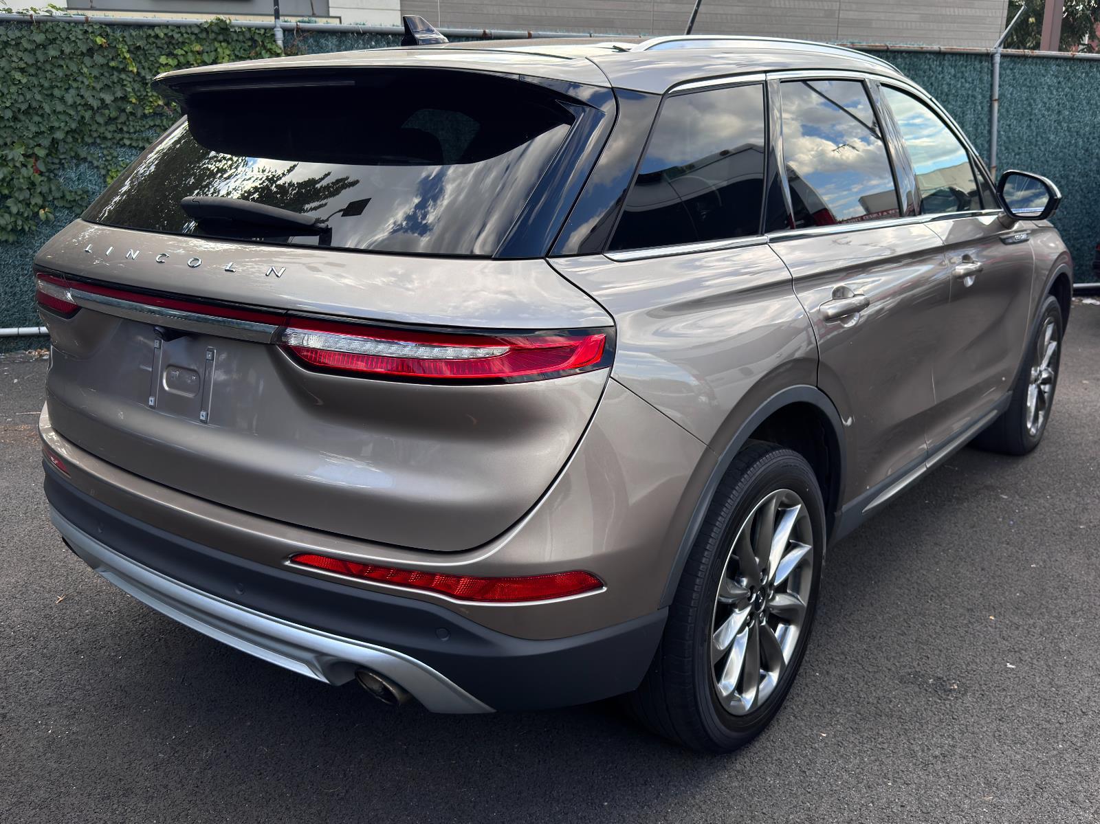 2021 Lincoln Corsair Standard photo 4