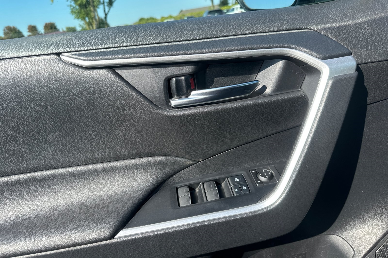 2022 Toyota RAV4 Hybrid XLE photo 6