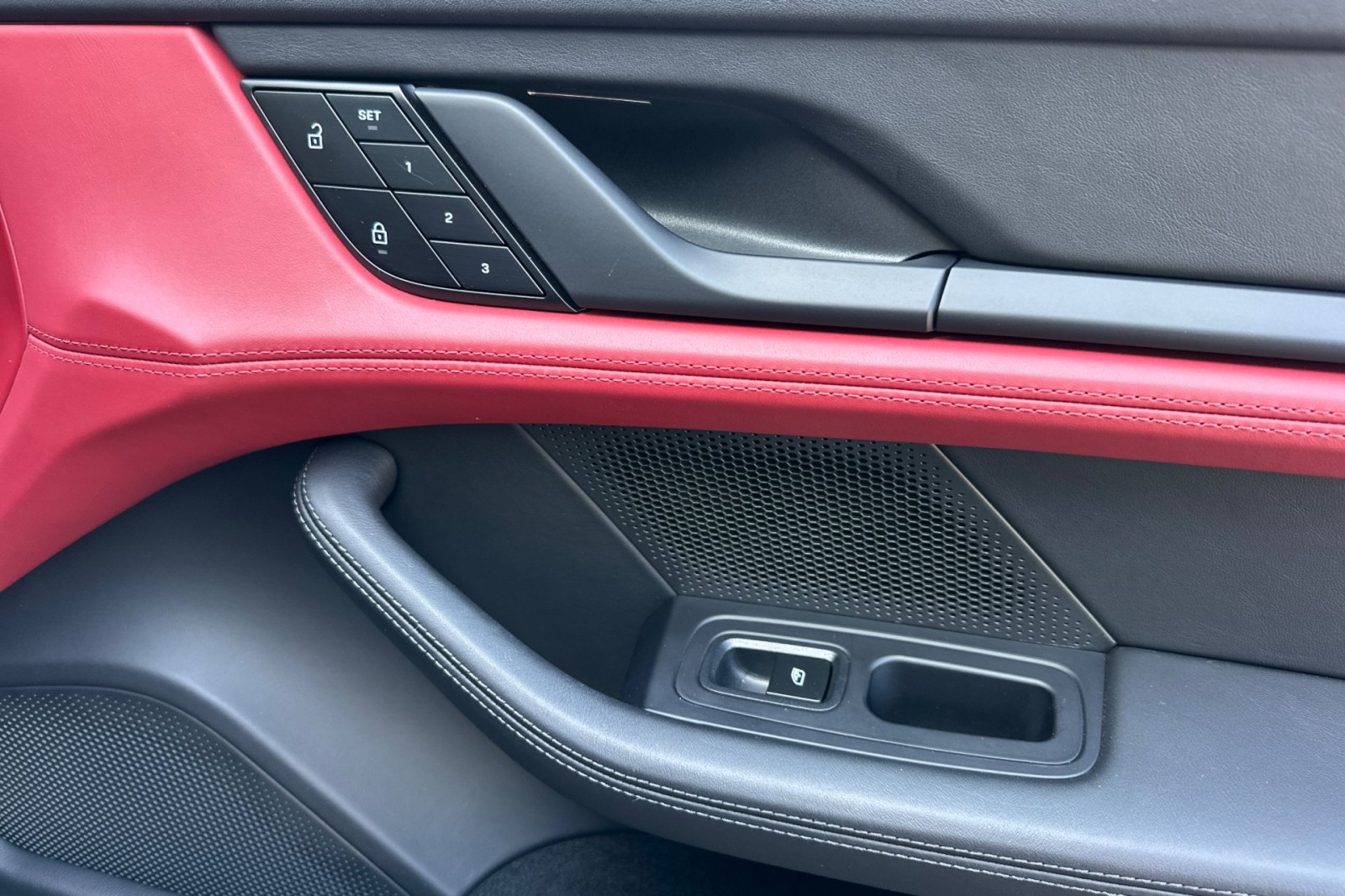 2023 Porsche Taycan photo 21