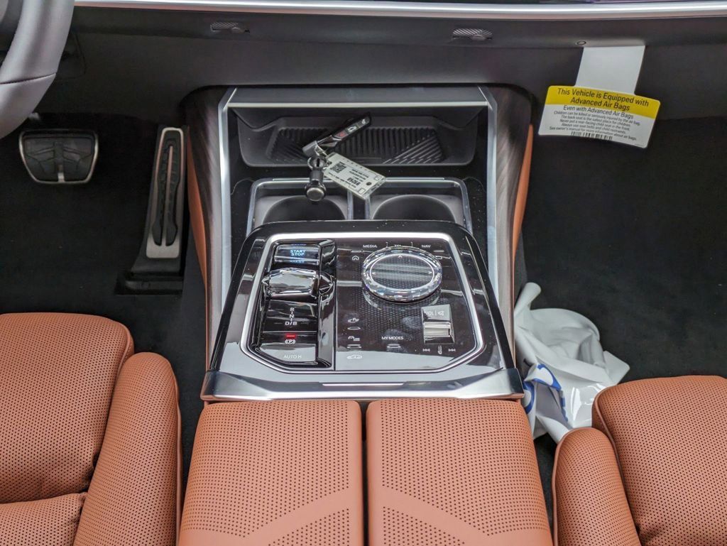 New 2024 Mineral White Metallic BMW xDrive60 image 22