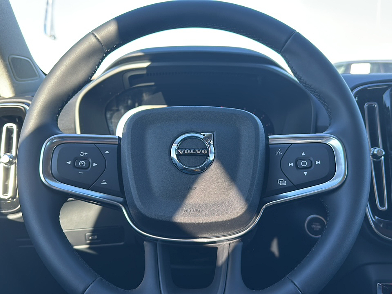 2025 Volvo XC40 photo 9