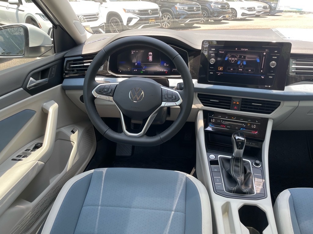 2025 Volkswagen Jetta SE photo 4