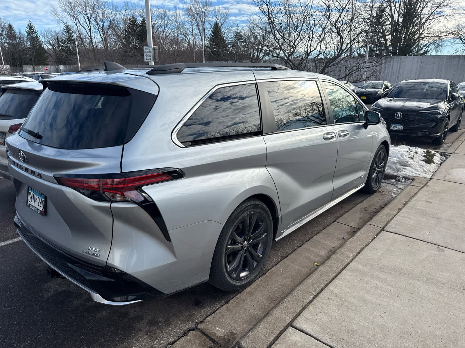 Used 2021 Toyota Sienna XSE with VIN 5TDDRKEC0MS014201 for sale in Golden Valley, Minnesota