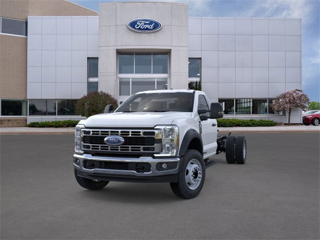 2025 Ford F-600 photo 2