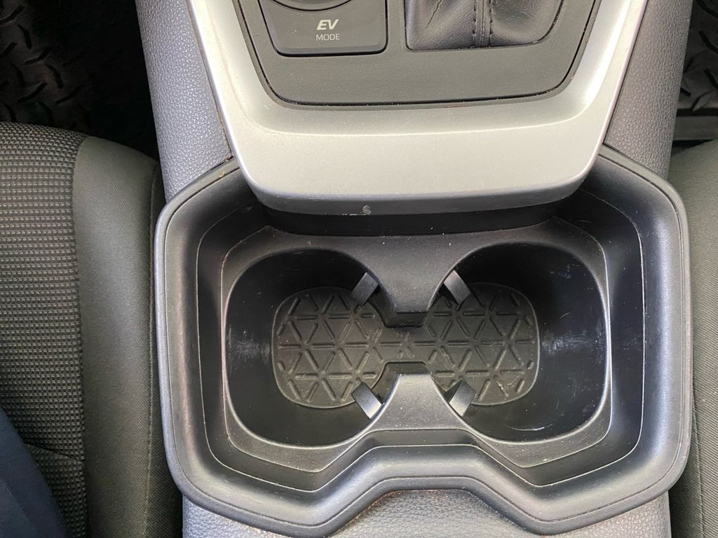 2019 Toyota RAV4 Hybrid LE photo 21