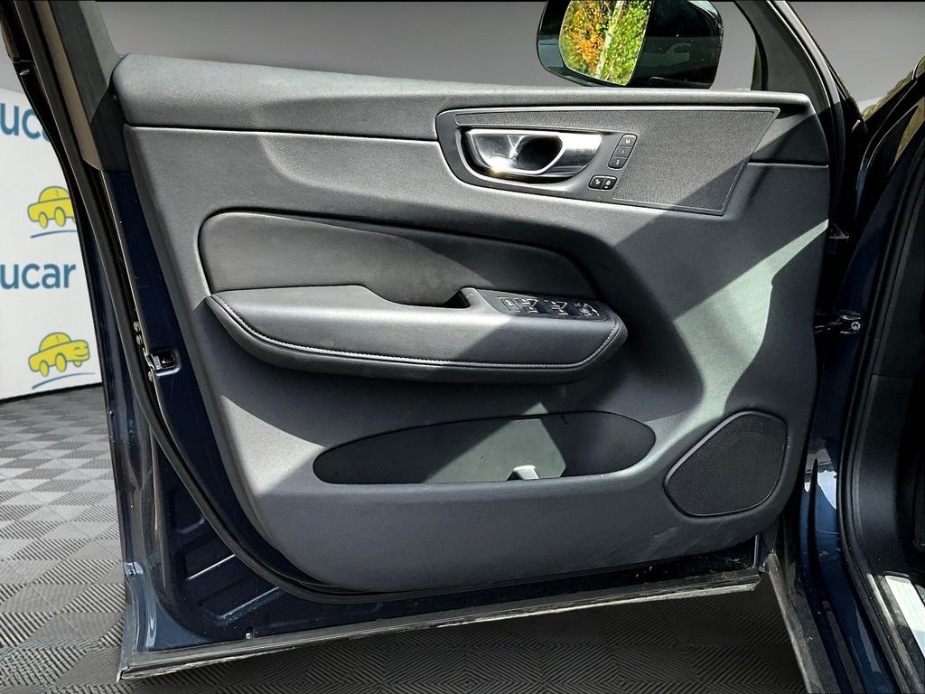 2025 Volvo XC60 B5 Plus photo 10