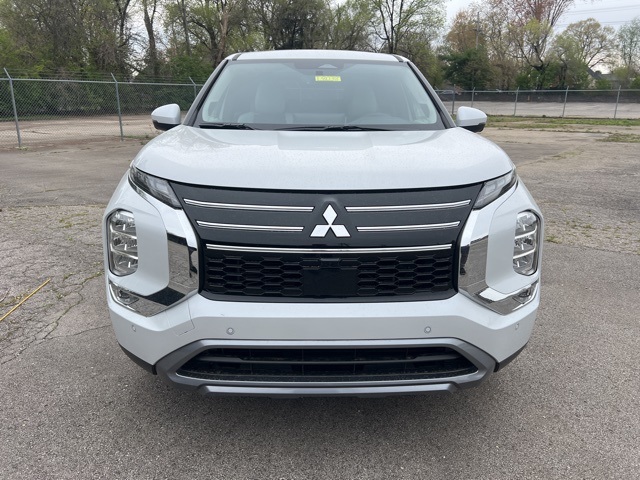 2025 Mitsubishi Outlander SE photo 2