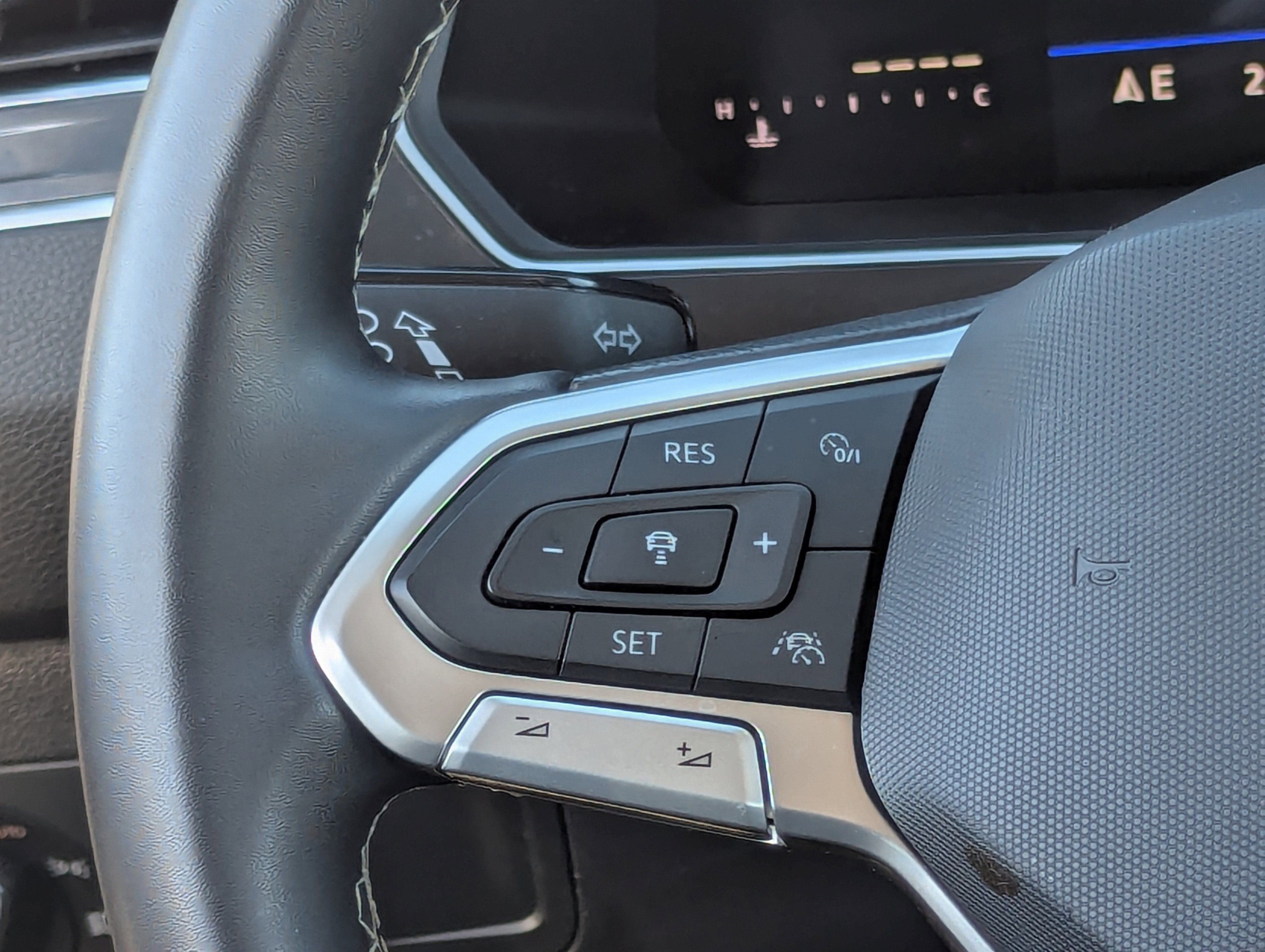 2023 Volkswagen Tiguan SE photo 3