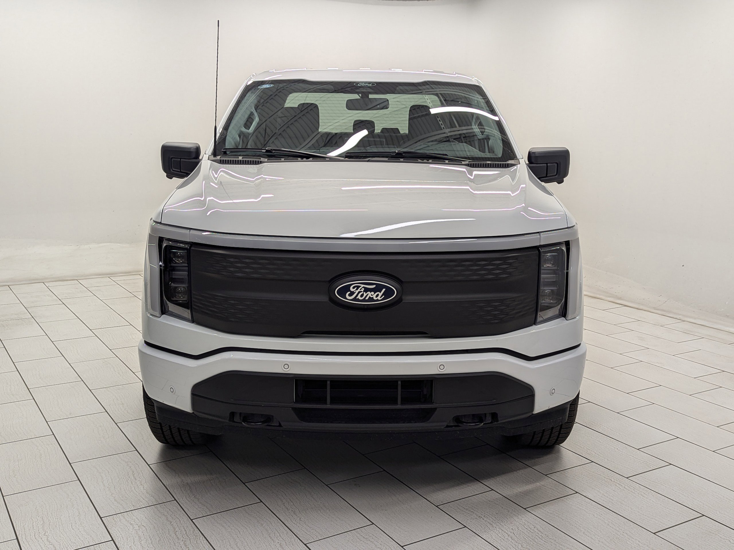 2025 Ford F-150 Lightning photo 3