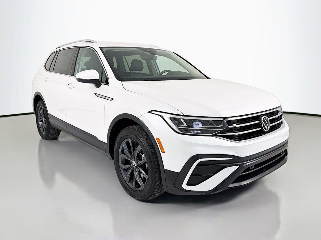 2023 Volkswagen Tiguan SE's photo