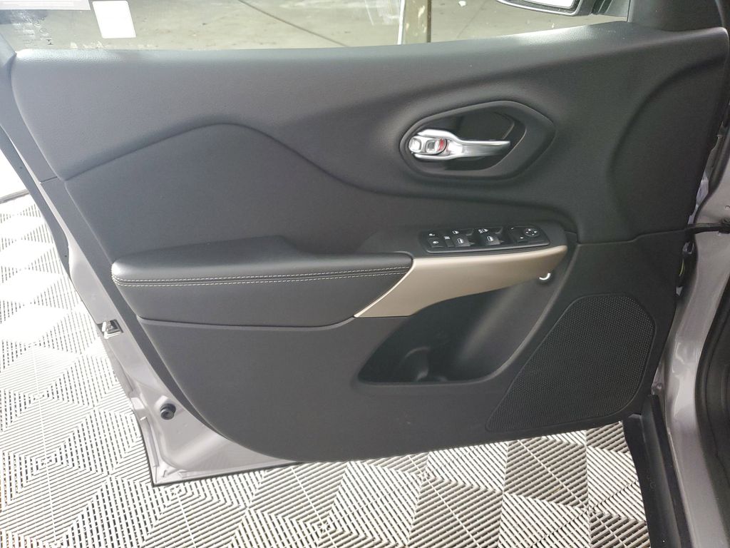 2018 Jeep Cherokee Latitude photo 25