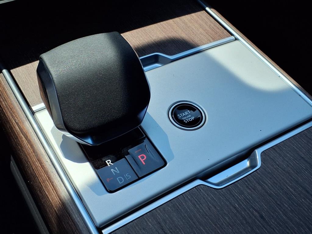 2025 Land Rover Range Rover SE photo 12