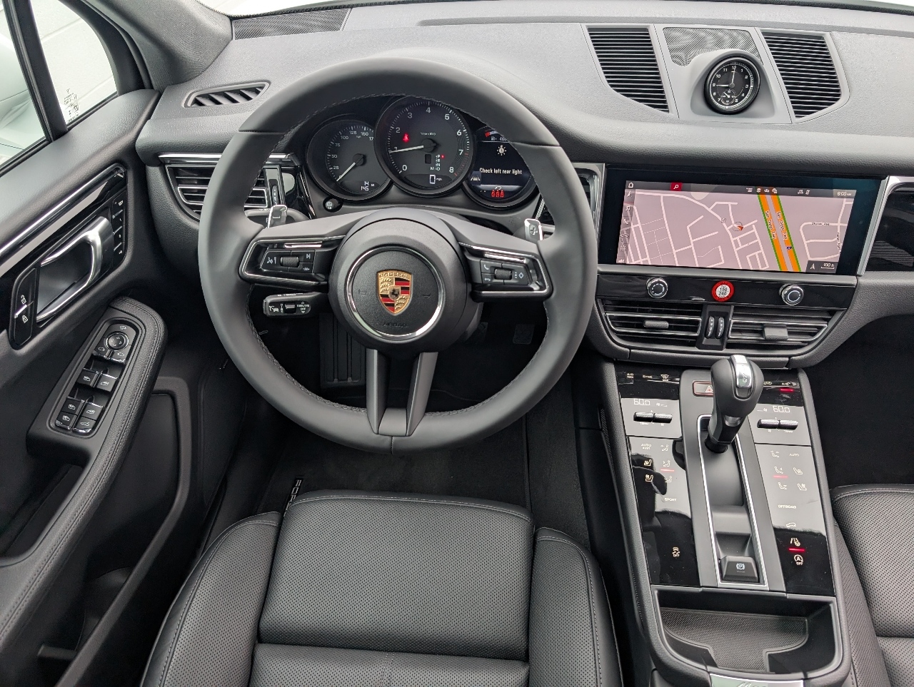 2025 Porsche Macan T photo 17