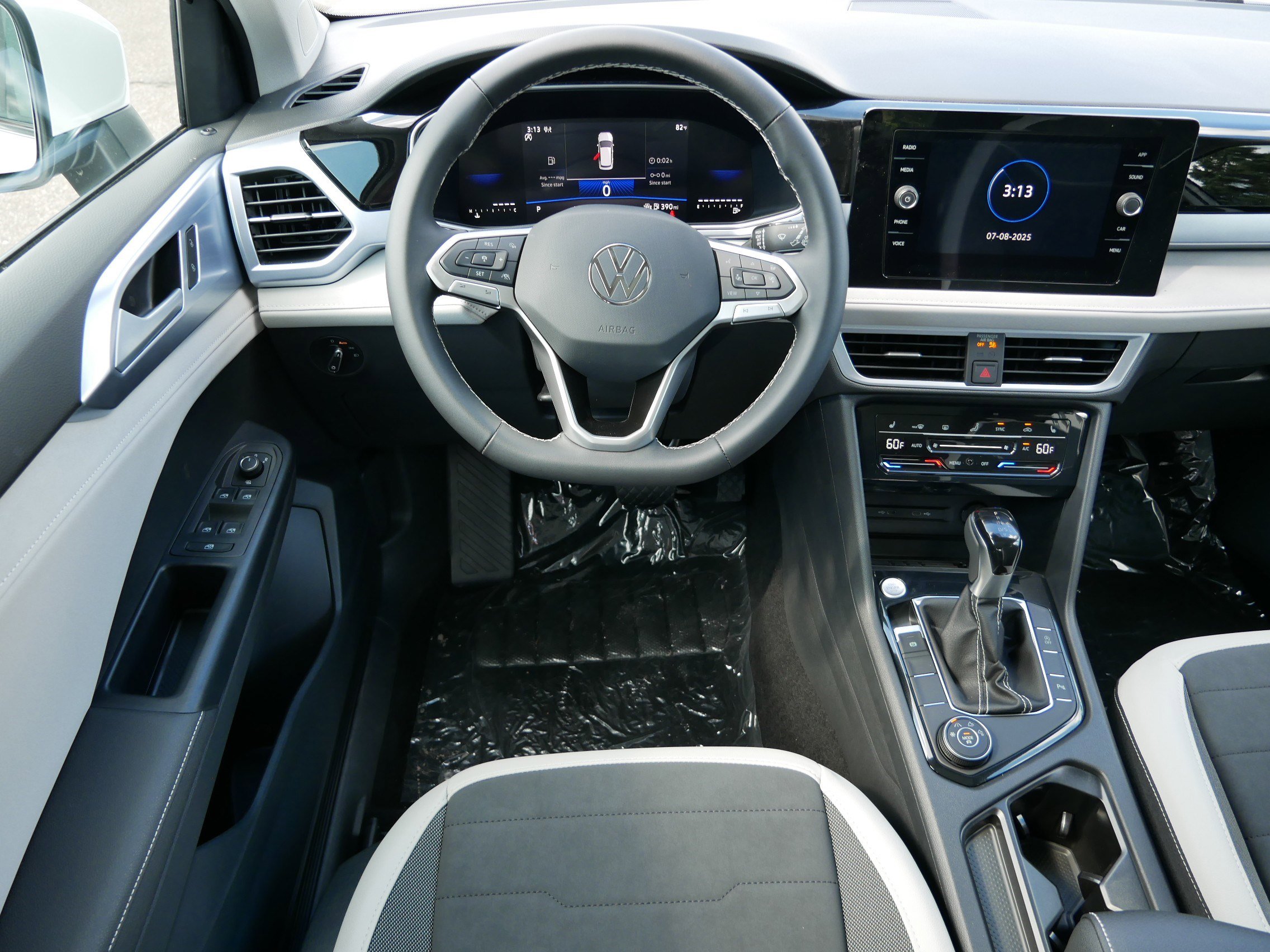 2025 Volkswagen Taos SE photo 3
