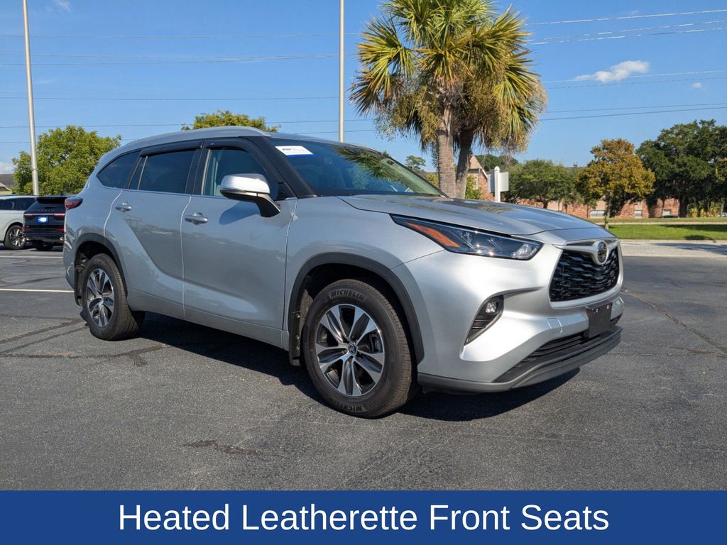 2023 Toyota Highlander XLE photo 2