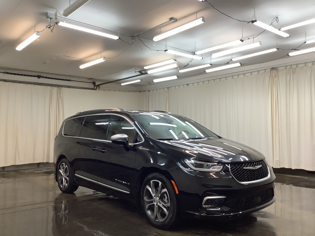 2026 Chrysler Pacifica Pinnacle photo 3