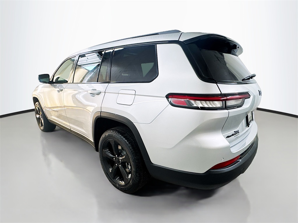 2025 Jeep Grand Cherokee Limited photo 2