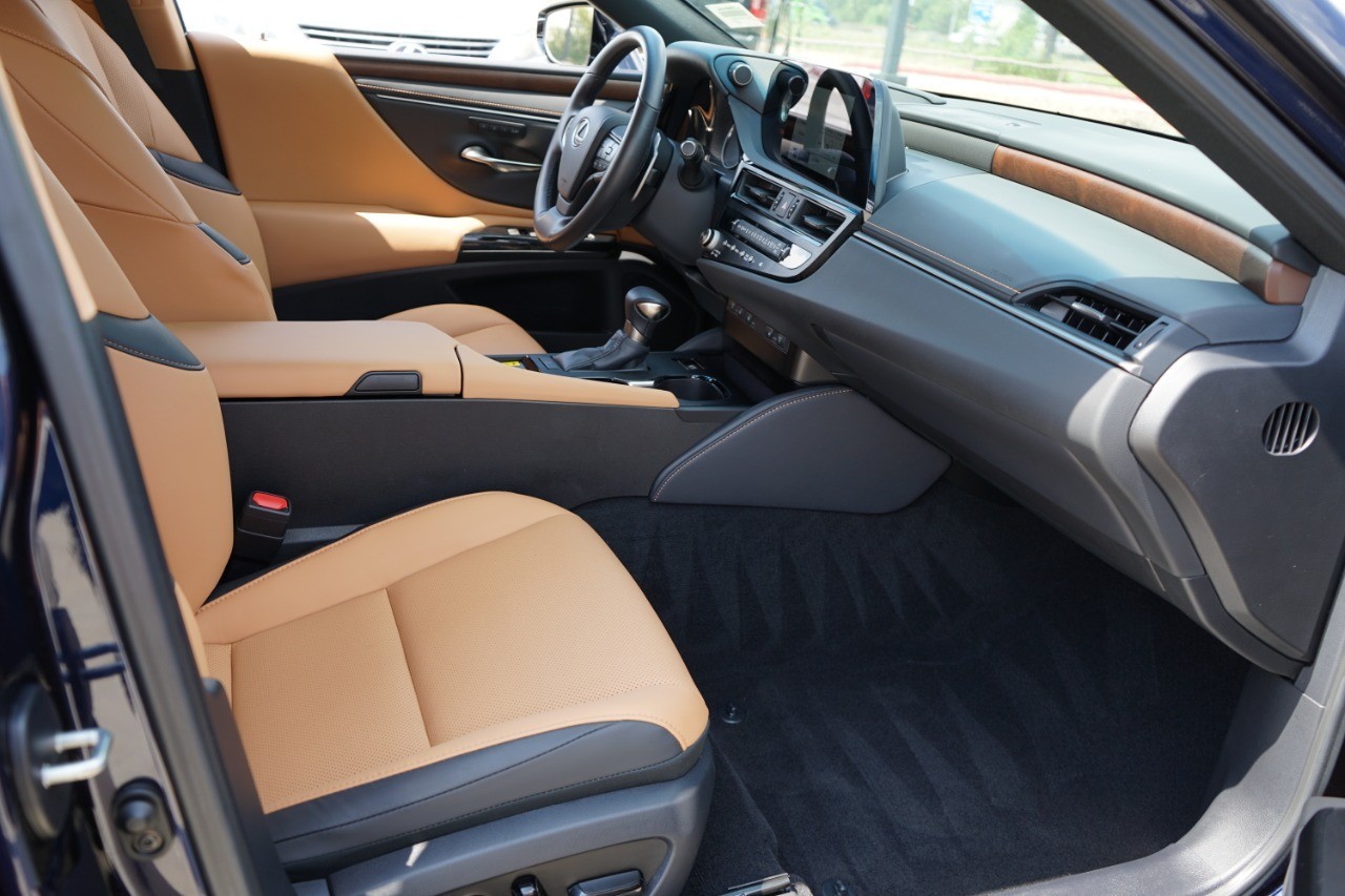2025 Lexus ES 350 photo 14