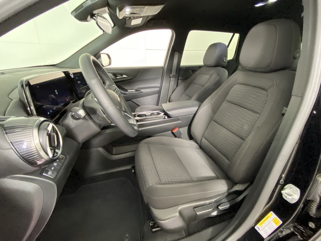 2025 Chevrolet Equinox LT photo 2