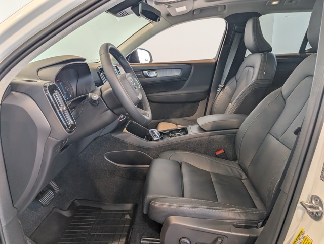 2023 Volvo XC40 Plus photo 12