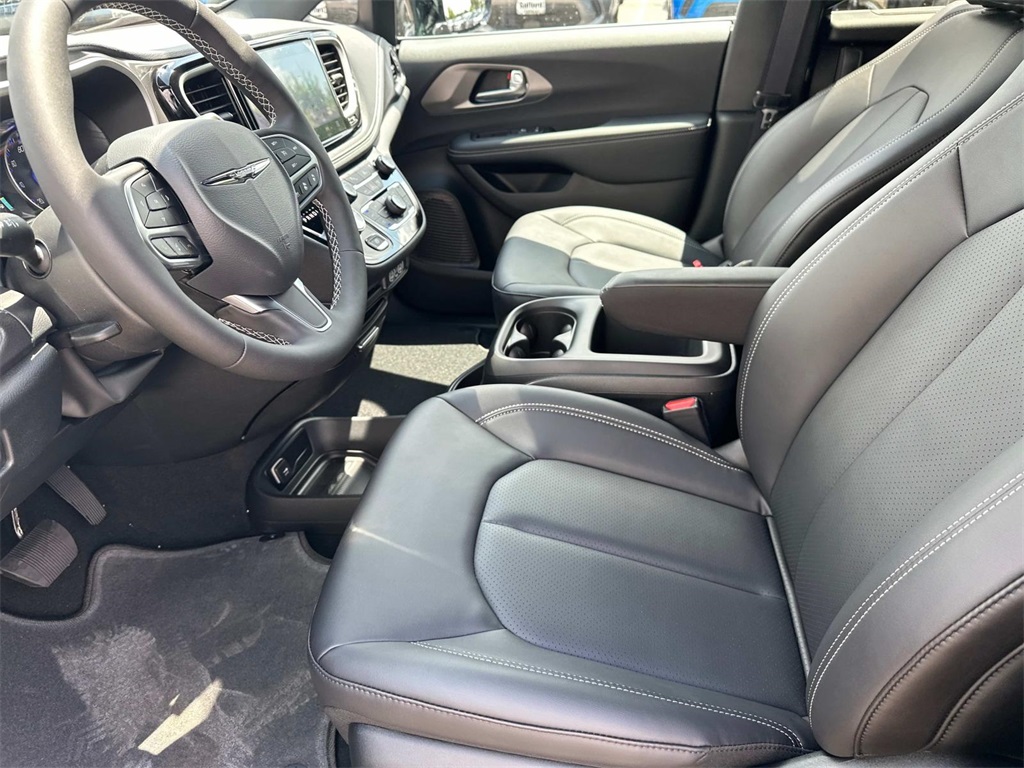 2025 Chrysler Pacifica photo 13