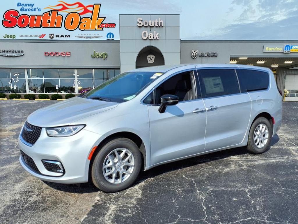 2026 Chrysler Pacifica photo 4