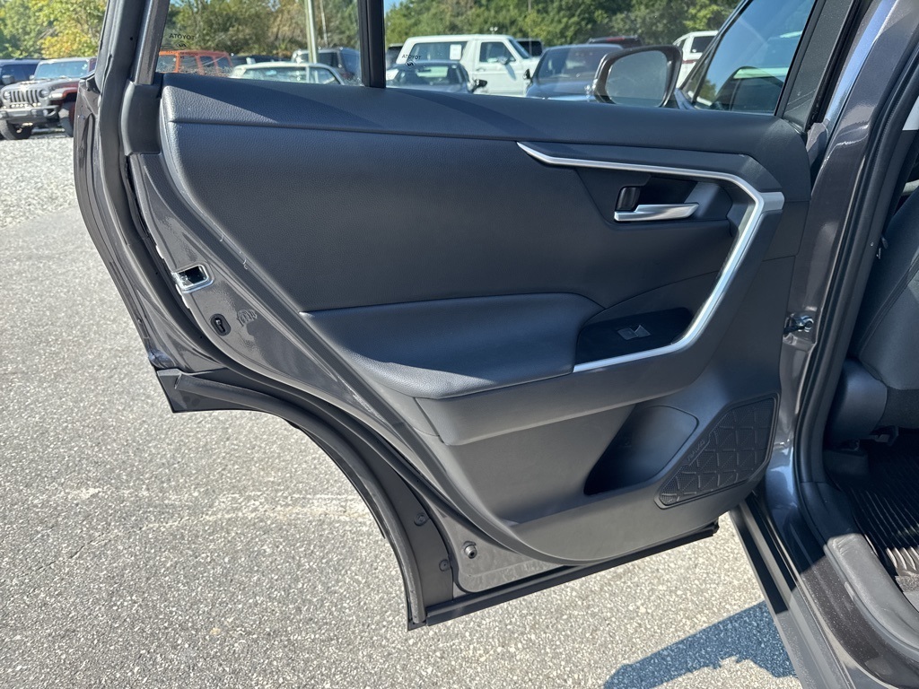 2025 Toyota RAV4 XLE photo 27