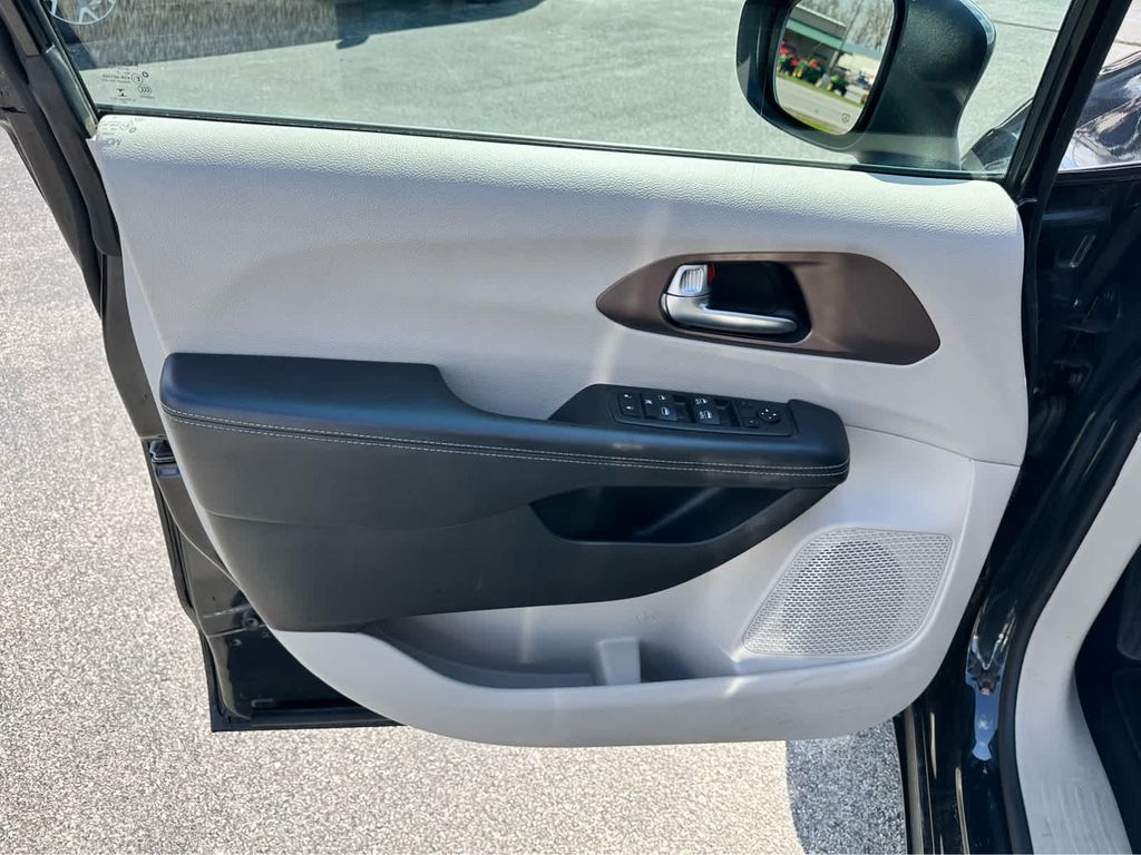 2023 Chrysler Voyager LX photo 12