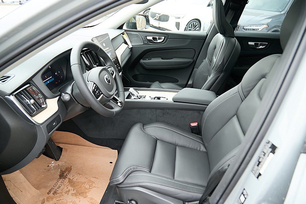 2026 VOLVO XC60 - Image 13