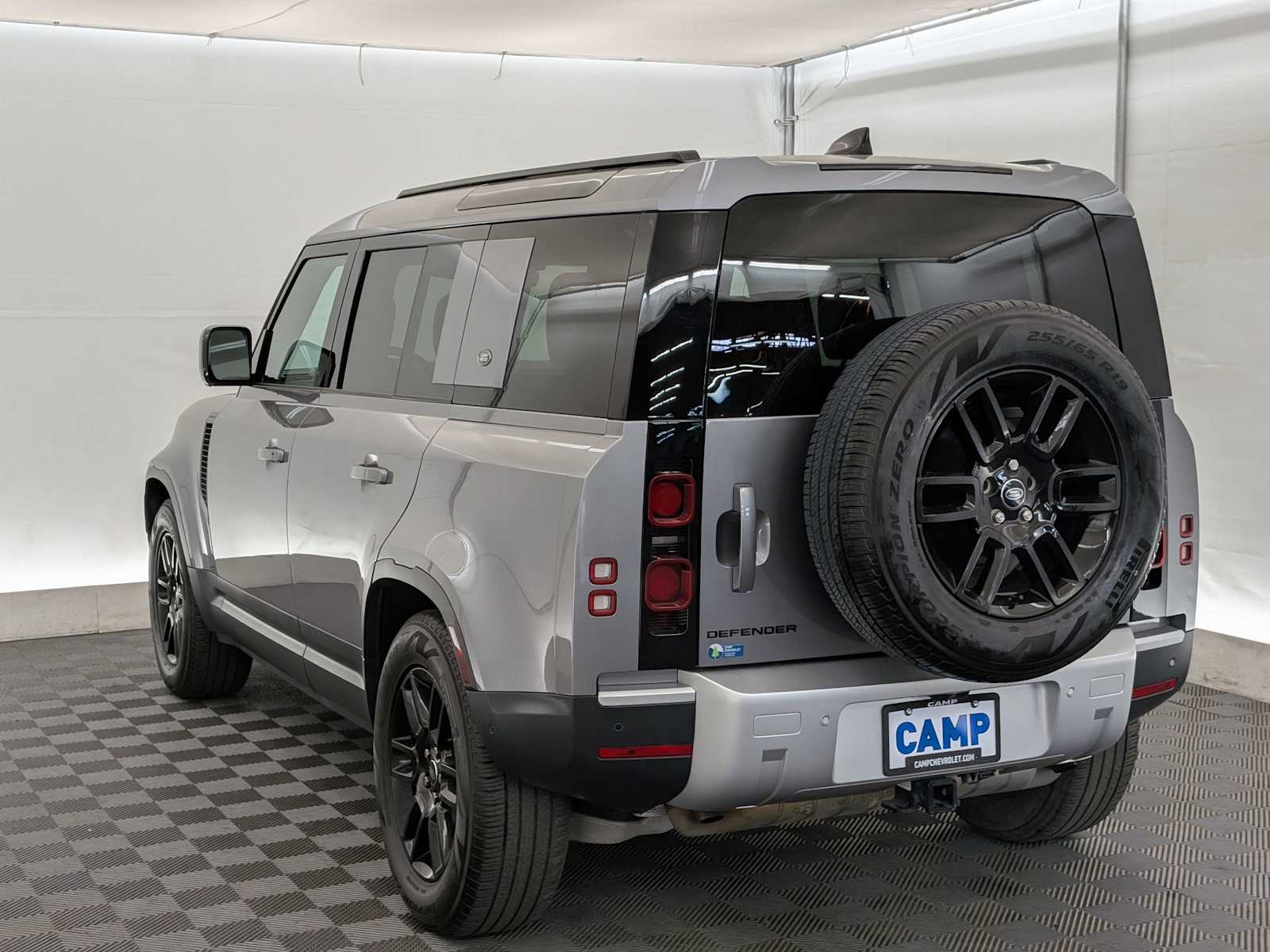 2024 Land Rover Defender 110 S photo 4