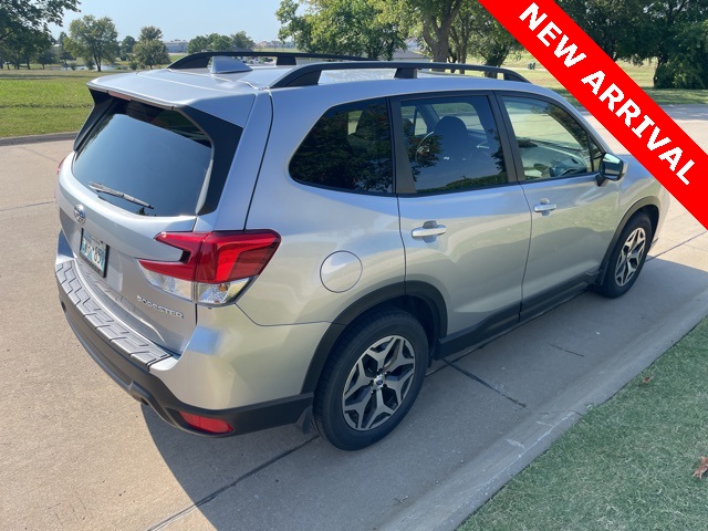 2020 Subaru Forester Premium photo 3