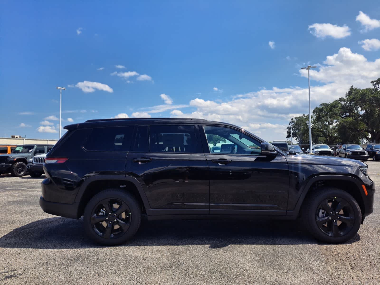 2025 Jeep Grand Cherokee Limited photo 2