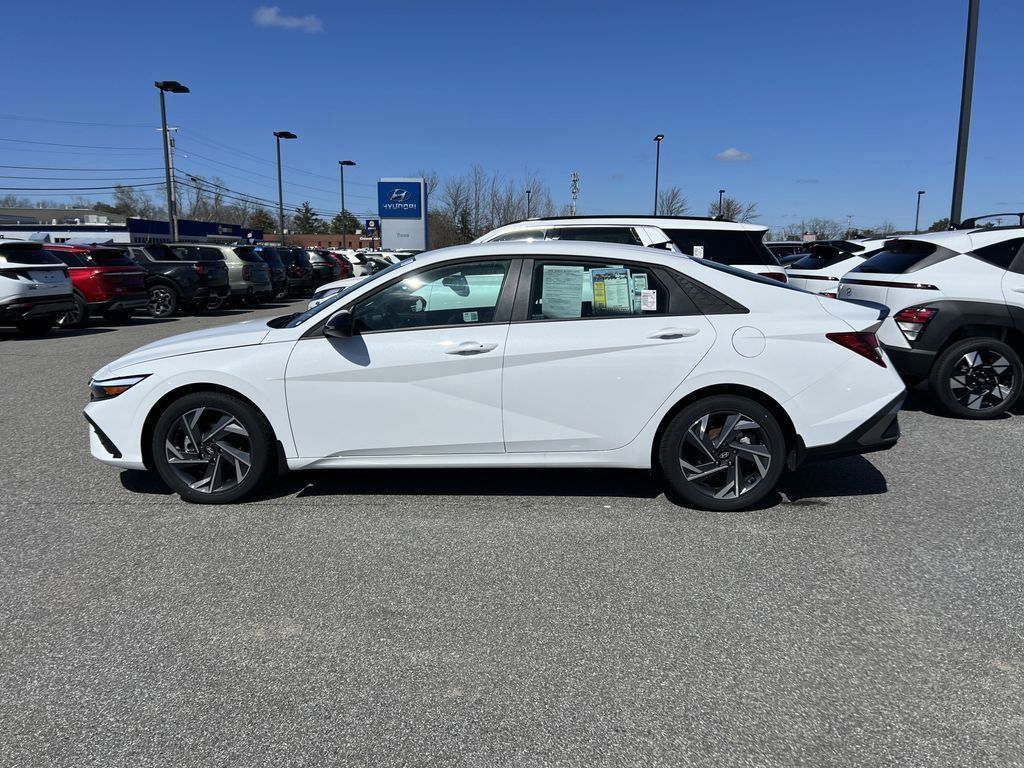 2025 Hyundai Elantra SEL Sport photo 3
