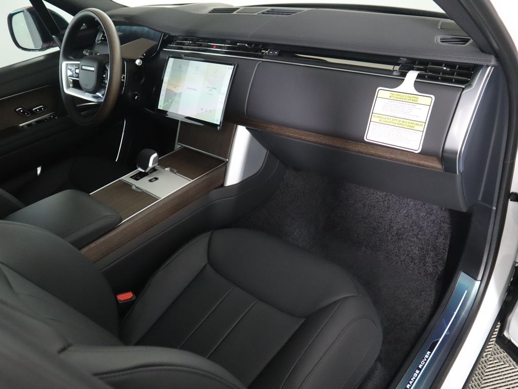 2025 Land Rover Range Rover SE photo 16