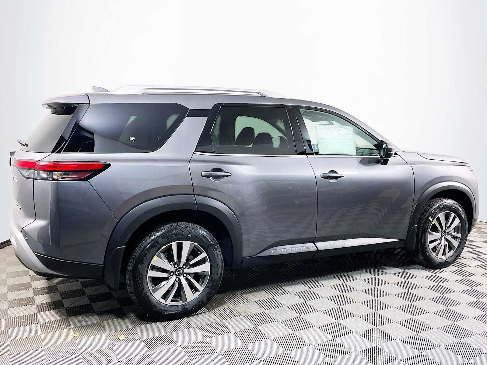 2025 Nissan Pathfinder SL photo 2