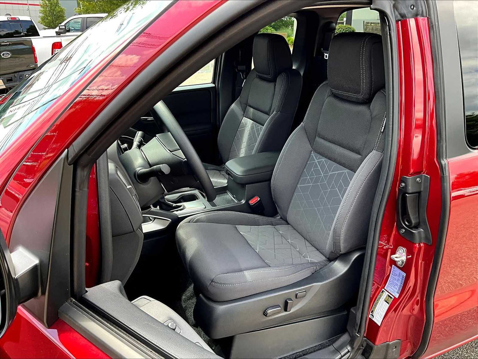 2025 Nissan Frontier SV photo 10