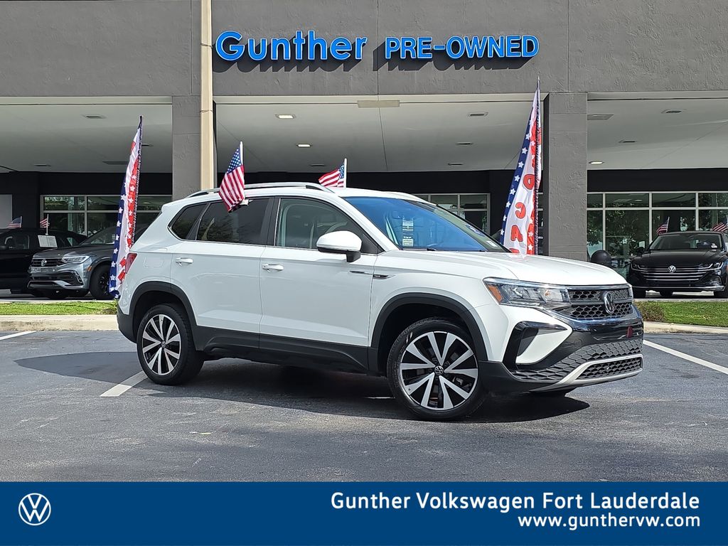 2023 Volkswagen Taos SE's photo