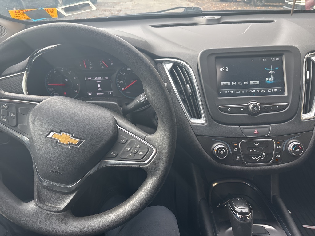 2017 Chevrolet Malibu 1LT photo 2