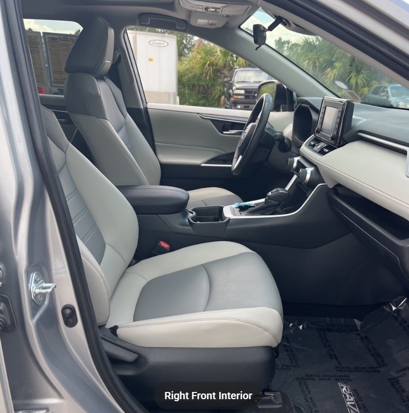 2021 Toyota RAV4 XLE Premium photo 9
