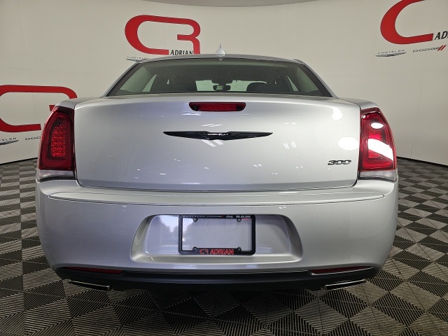 2023 Chrysler 300 Touring photo 4