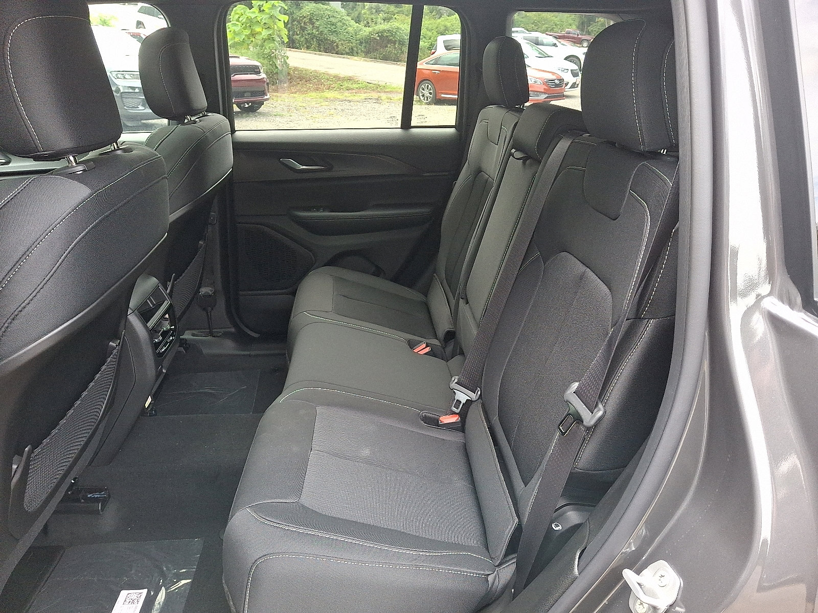 2025 Jeep Grand Cherokee Laredo photo 4