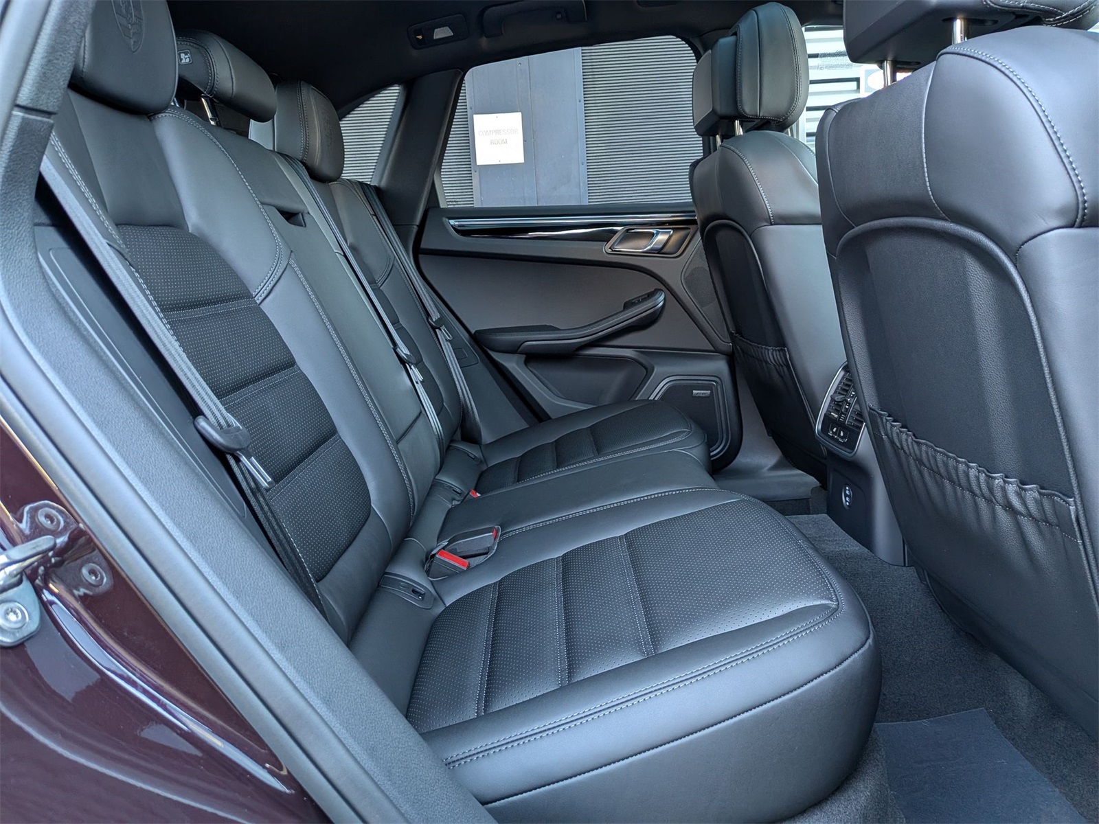 2026 Porsche Macan T photo 23