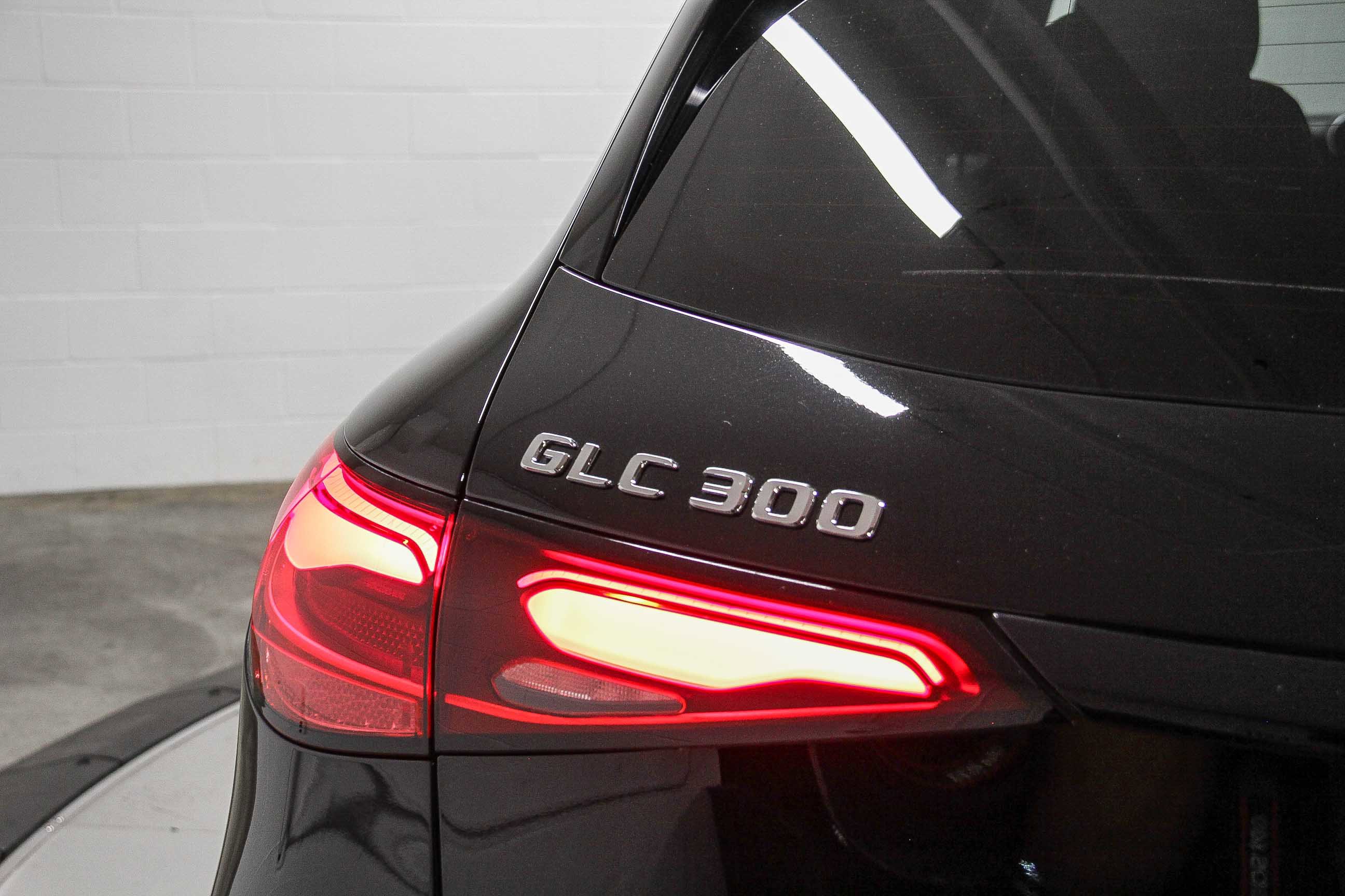2025 Mercedes Benz GLC 300 photo 7