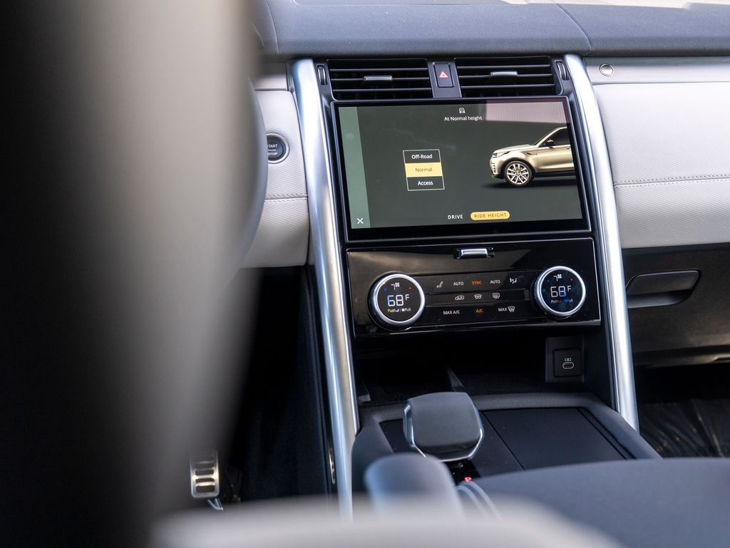 2024 Land Rover Discovery SE photo 19